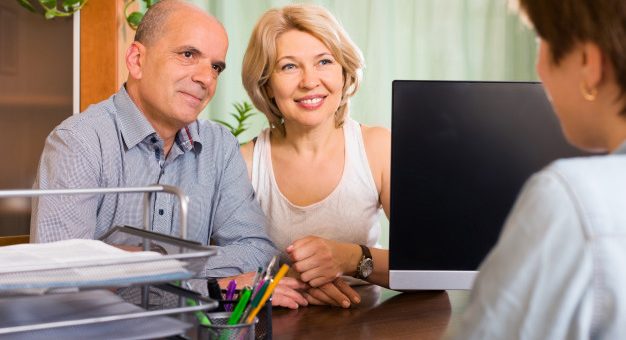 Un pensionado puede solicitar el incremento pensional por cónyuge a cargo si su pareja trabaja?