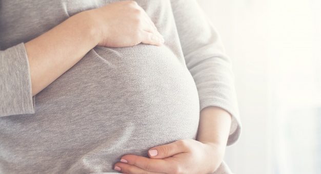 ¿Puede terminarse un contrato de prestación de servicios a una mujer embarazada?