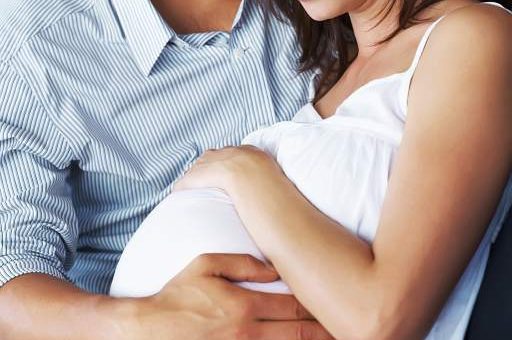 ¿Pueden terminarle el contrato laboral si mi pareja está en embarazo?