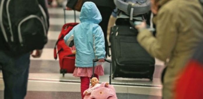 ¿Cuales son los requisitos para la salida del país del menor que viaje con un solo padre?