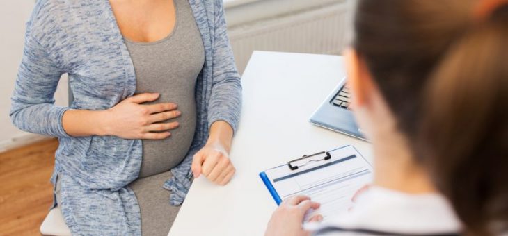 ¿La protección laboral a la mujer embarazada depende del tipo de contrato?