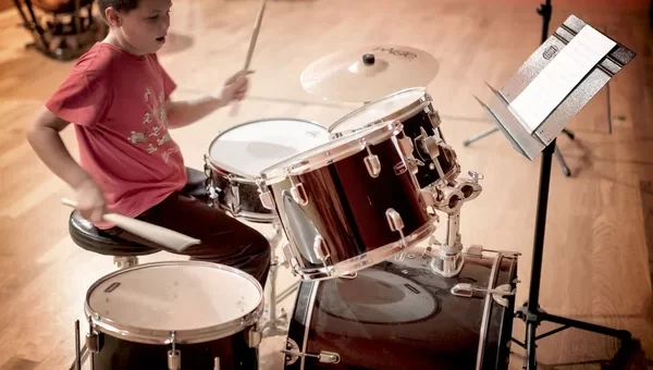 ¿La copropiedad puede multarme porque mi hijo usa la batería musical?