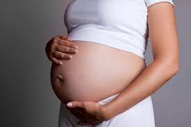 ¿Pueden despedir a una embarazada con contrato laboral fijo? 